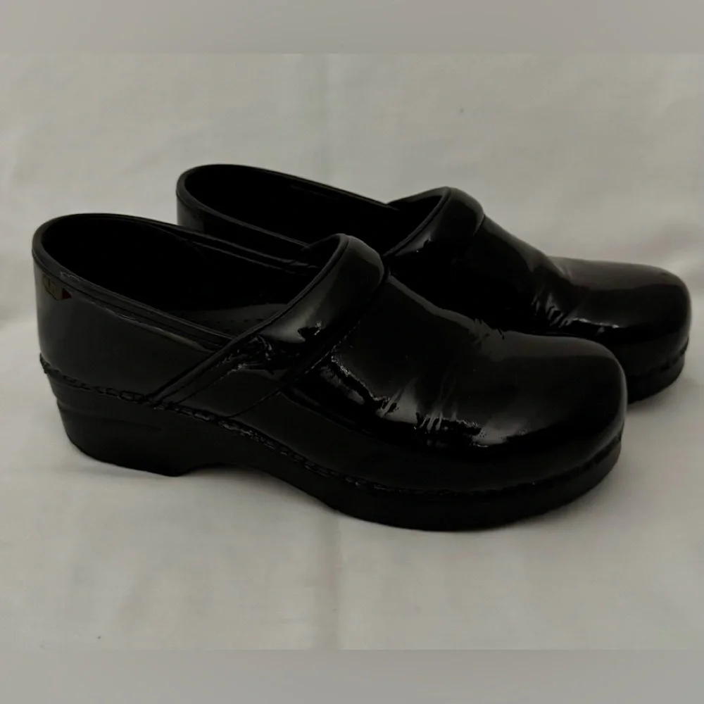 Dansko Black Patent Leather Staple Clogs Size 41 EUC - Picture 2 of 8